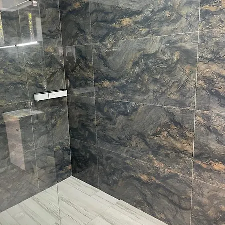Traceys 3apartments Borsh Apartment *