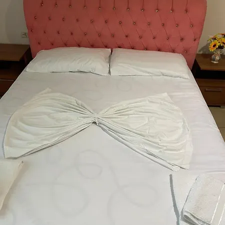 Traceys 3apartments Borsh Apartment